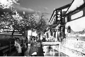 丽江酒吧街白天质朴,夜间沉醉。