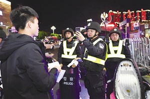 警方对可疑人员进行信息采集