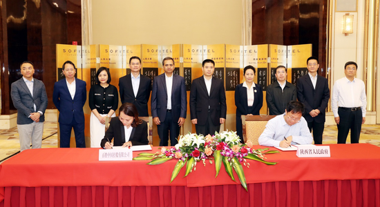 陕西省政府副秘书长贾峰与百胜中国首席执行官屈翠容 分别代表双方签署战略合作框架协议