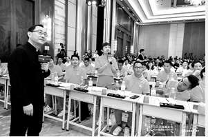 大理弥渡县寶街镇大庄完全小学校长张爱华回答问题