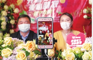 “我专门为晋宁鲜花代言,希望我们广大网友今天多多地买晋宁鲜花……” ——晋宁区区长徐波 通讯员 宋光旭 摄