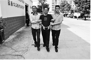 职务犯罪嫌疑人吴新平被带出看守所 邱庭涛 摄