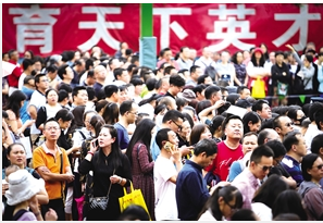 家长们聚在学校门口,希望孩子被心仪学校录取。