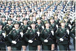 10月1日上午,庆祝中华人民共和国成立70周年大会在北京天安门广场隆重举行。图为女兵方队通过天安门广场。