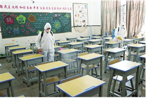 云大附属会展学校对教室全面消毒