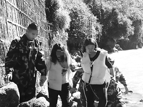 边防民警将女子从水中救起