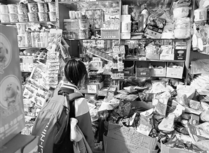 虹山小学附近小学生在选购零食