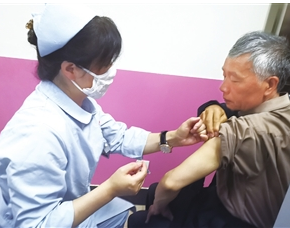 李大爷第一个在红云社区卫生服务中心接种疫苗