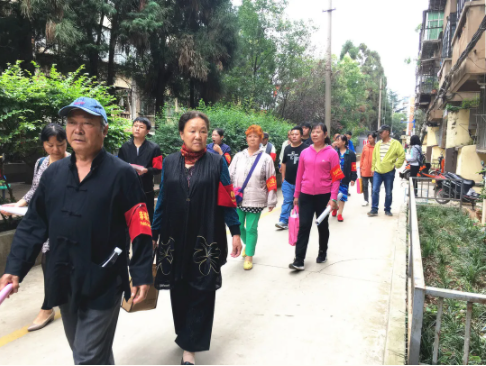 “虹山大妈”们在义务巡逻。