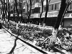 黄公东街,共享单车停满人行道。