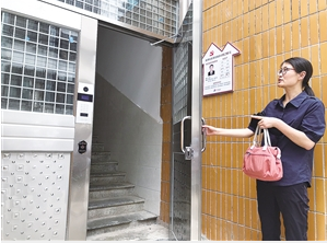 磷化小区安上了单元大门,增加了住户安全感。