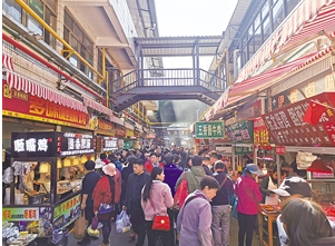 篆新农贸市场里顾客摩肩接踵