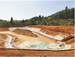 新建的坝塘等滞蓄防洪工程正在建设中