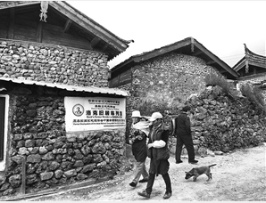 在纳西村寨里边逛边拍