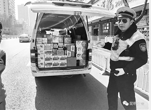 昆明交警强化整治,严查微型车违法载货。交警供图