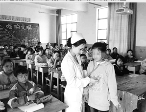 杨昆娥在山区筛查先心病患儿