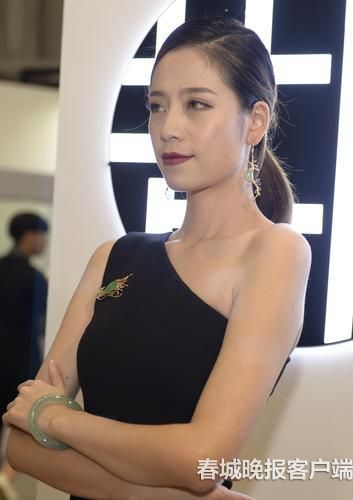 美女模特展示各色珠宝