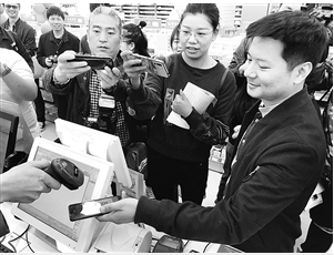 相关人员演示电子社保卡的使用流程