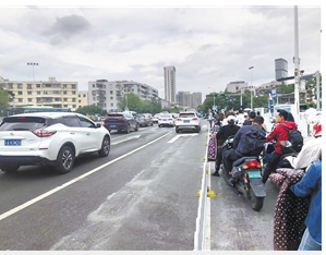 人民西路与环城西路交叉口取消机动车借道右转