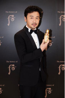 品牌大使雷佳音与秘贴焕然修护精华液10周年限量版