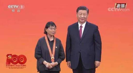 张桂梅接受习近平总书记颁授的“七一勋章”