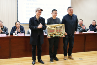 西南大学培训与继续教育学院罗朝明院长、昆明市西山区教育体育局李剑局长为昆明市西山区马街大渔中心学校“教师培训基地”授牌