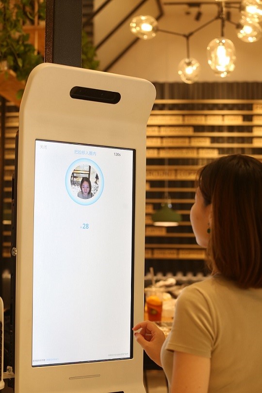 一名顾客在餐厅使用Smile to Pay刷脸支付功能支付餐费
