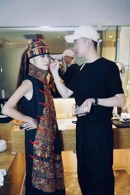 VC为杨丽萍上妆 (杨丽萍艺术 供图)
