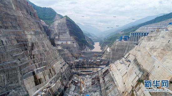 这是7月11日无人机拍摄的白鹤滩水电站建设工地。