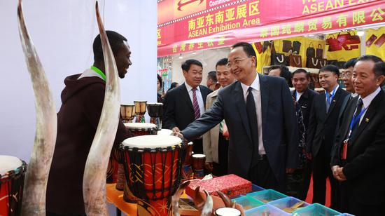 中共临沧市委书记杨浩东与参展商握手(张玲 摄)