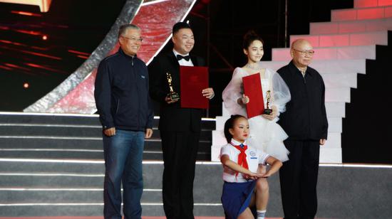 姜超、张佳宁获“最受观众喜爱的演员奖”(张玲 摄)
