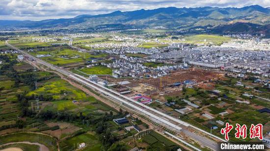 图为正在建设的大临铁路巍山站。 陈畅 摄