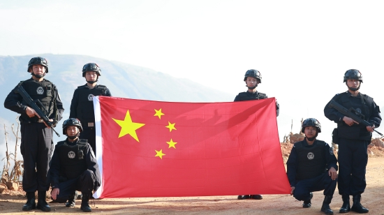 木城边境派出所民警与国旗同框