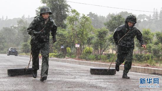 特战队员在雨中进行体能训练 梁维 摄