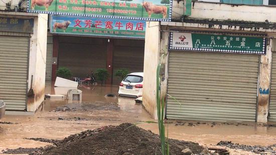 泸水境内多路段交通受阻