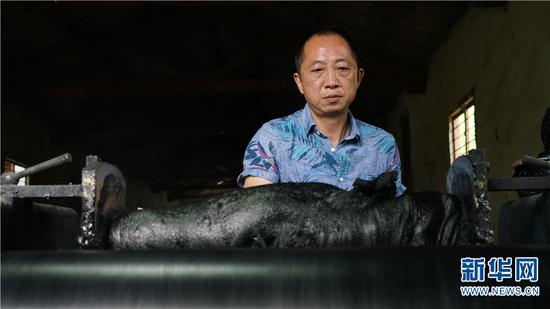 弟弟李玉霖在研墨。新华网 丁凝 摄