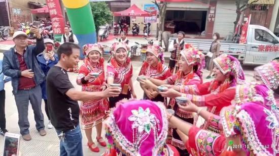 ▲新平彝族民间烟盒舞文化节