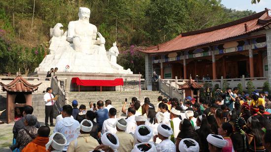 (中国•双江第六届勐库(冰岛)茶会系列活动—全球茶人“祭拜茶祖”典礼 张玲/摄)