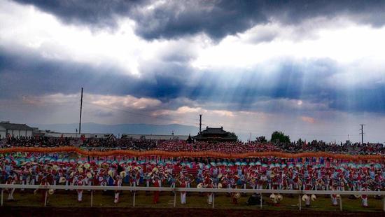 云南大理三月街民族节开幕 万人赶街庆节日