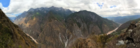对视玉龙十三峰。