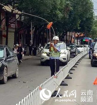 托举电线50分钟 云南保山交警化身“人肉电线杆”