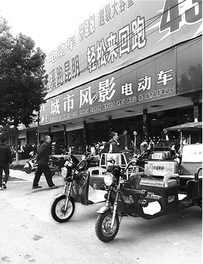 在市场上售卖的电动三轮车。记者 刘嘉 摄