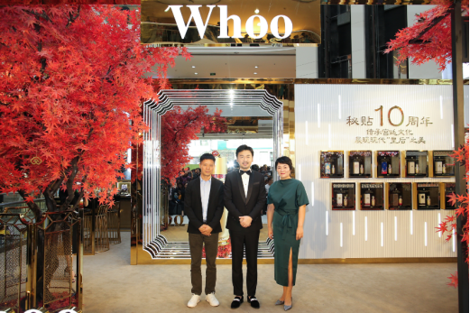 Whoo后品牌大使雷佳音与Whoo品牌华西区大区长陈伟和昆明区百盛副总经理张旭娟合影
