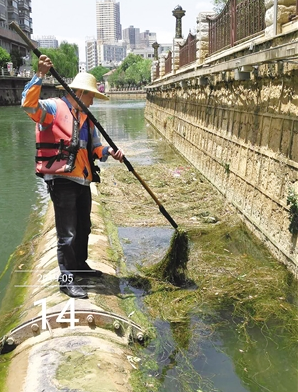 打捞员在清洁河道