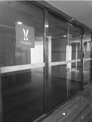 位于北京路的“兔司机”公司人去楼空大门紧闭