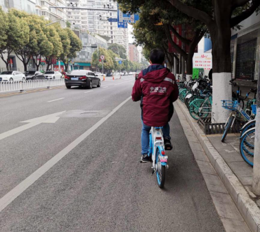 市民选择骑车出行