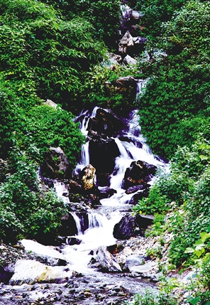 溪水潺潺