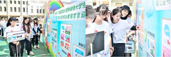 参赛选手参观“从田园到餐桌”漫画展