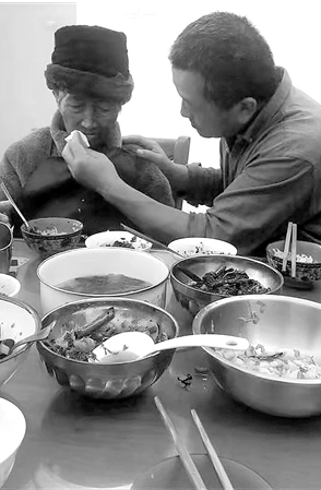 杨林的父亲喂奶奶吃饭