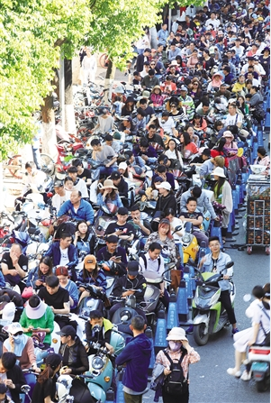 13日下午,昆明交警六大队门口,电动车车主排队,等待办理落户。 记者 江洋 摄